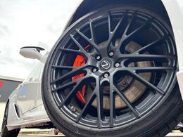 【TRD鍛造21インチアルミホイール】外観にマッチしたアルミホイールを装着しております。各種アルミホイールや、スタッドレスタイヤも取扱いしております。是非ご相談ください♪