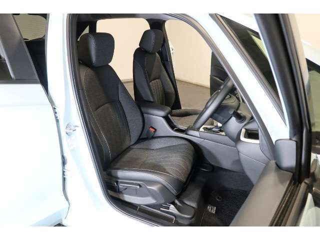 すわり心地の良い運転席・助手席です。長時間のドライブの疲れ軽減に貢献します。どうぞ快適なドライブを♪