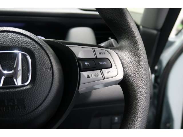 Hondaセンシングの機能のひとつ、アダプティブクルーズコントロール付！アクセルから足を離しても設定したスピードと前車との車間を保ち走行してくれます！車線維持もアシスト☆高速道路で疲労軽減ですね☆