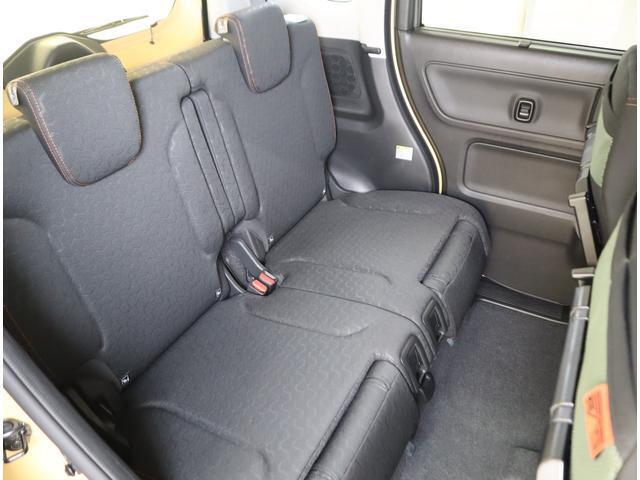 後部座席は左右独立でシートスライド・リクライニングが可能な為、効率よくシートのアレンジが可能です♪　足元も広々でゆったり過ごせます。