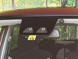 【スマートアシスト】走行中に前方の車両等を認識し、衝突しそうな時は警報とブレーキで衝突回避と被害軽減をアシスト。より安全にドライブをお楽しみいただけます。