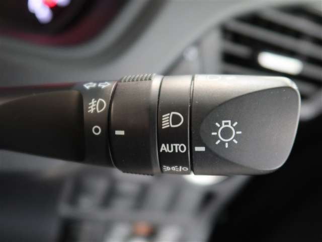 周囲が暗くなると自動でヘッドライトを点灯するオートライト機能付き。周囲が明るくなると自動で消灯します。