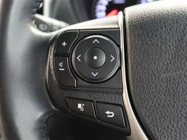 ステアリングスイッチ付き。前方から目を離すことなく操作することが可能です。