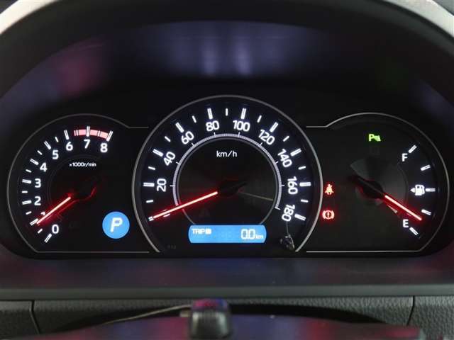 とっても見やすいメーターです。夜間時はラグジュアリーな気分にさせてくれる照明が魅力ですので、夜のドライブも楽しみになりますよ♪