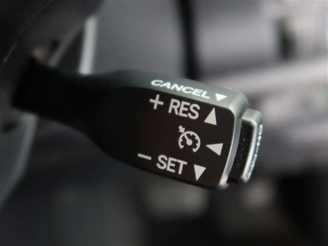 レーダークルーズコントロール(全車速追従機能付)付きです。車速に応じて追従支援してくれるので、ロングドライブも快適です。詳細は販売店スタッフまでおたずねください。