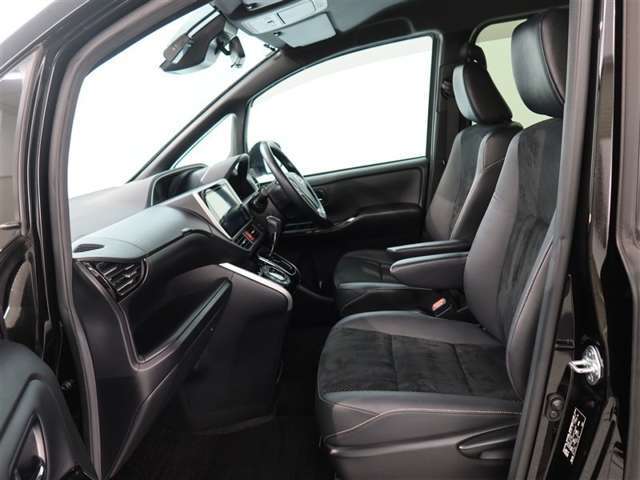 高いホールド性で運転姿勢が安定します。長距離ドライブでも疲れにくいのが魅力です。快適なドライビングライフをお送りください♪