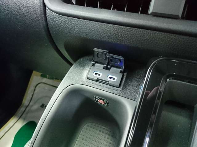★充電用USB端子★運転席のシフトサイドポケット前部にTYPE-Cの充電ソケットがございます。