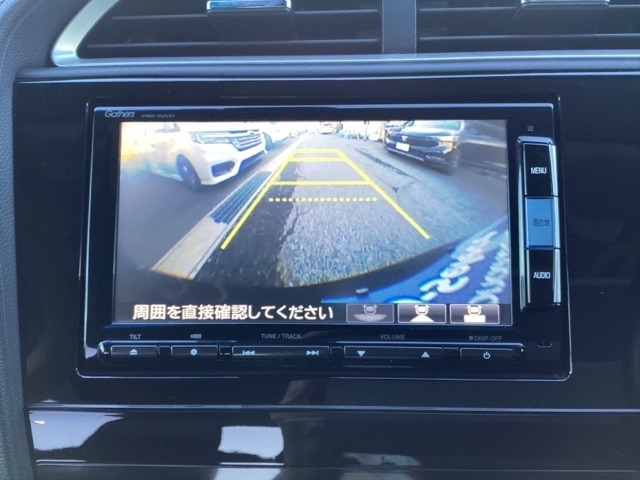 運転が苦手な方も車庫入れラクラクです！ギアをリバースに入れれば自動的にモニターが切り換わりますので、面倒な操作は不要です。狭い駐車場もお車を傷つけず安心です！