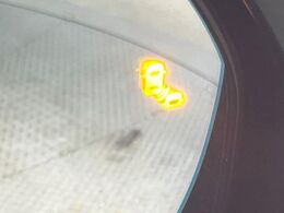 【ブラインドスポットモニタリング】走行中、ドアミラーの死角になりやすい箇所に後続車が接近するとサイドミラー付近に警告を表示、ドライバーに注意喚起をしてくれます。