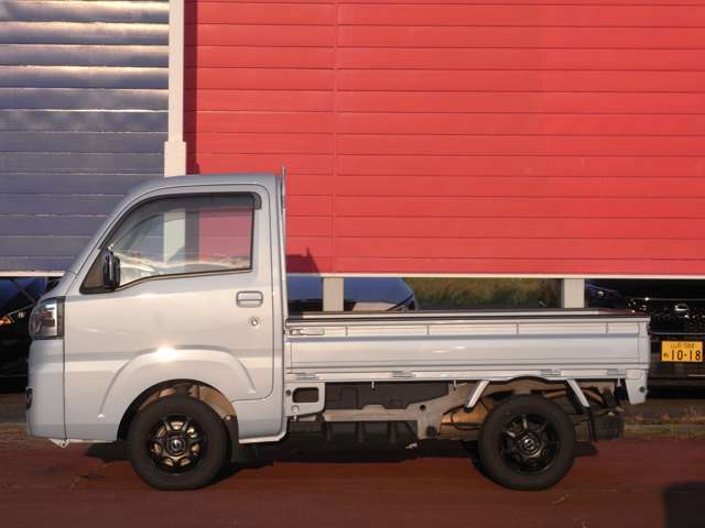 走破性と安定感、燃費性能を追求したパワフルな走り、ハイゼットトラック。R3年式で内外装ともとても良好です。走行距離も16324kmと少なくお買い得です！ボディカラーは綺麗なミストブルーマイカです。
