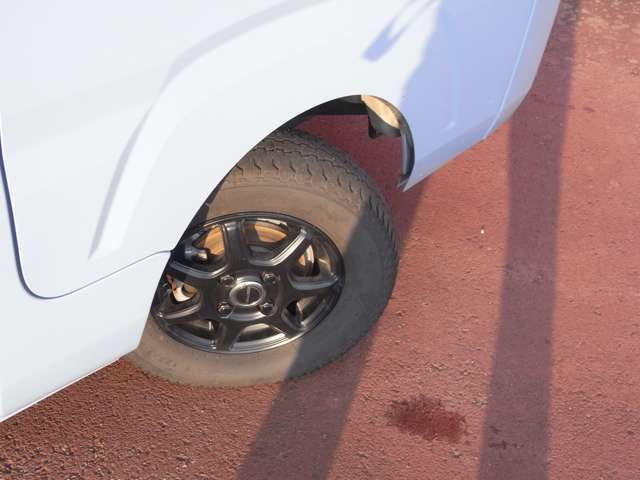 145/80R12  6PRタイヤ＋アルミホイールです。スタッドレスタイヤや各種オプションのご注文も承っております(^^)！