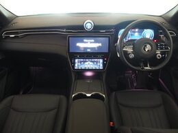 マセラティ新時代の2リッターL4　ハイブリッドエンジン　300馬力（カタログ値）。是非店頭でその走りやエギゾーストを、肌で、耳でご体感ください。