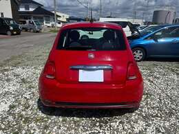 リアからのシルエットはポップで、この車にしかないデザインです。テールレンズは輪っかになっており、夜になるととてもかわいらしく見えます。