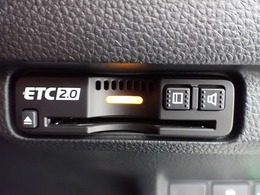 デザインスッキリのビルトイン『ETC』！高速道路の特典はもちろん、キャッシュレスなので料金所では徐行するだけで通過可能です！