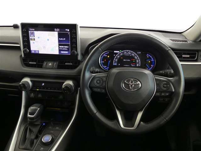 ドライバーを包み込むようなデザイン。運転していて安心感、高級感を感じられるコックピットです。