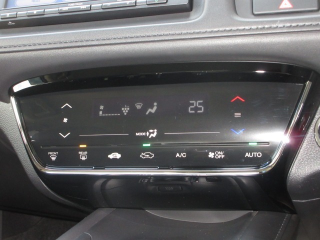 操作部に静電式タッチパネルを採用したフルオート・エアコンディショナー。Honda インターナビ同様、スマートフォン感覚の直感操作を実現しています。