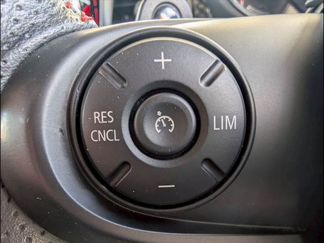 長距離運転をより快適にお楽しみいただけるクルーズコントロールを装備。設定した速度でアクセルを踏まなくても走行してくれます。