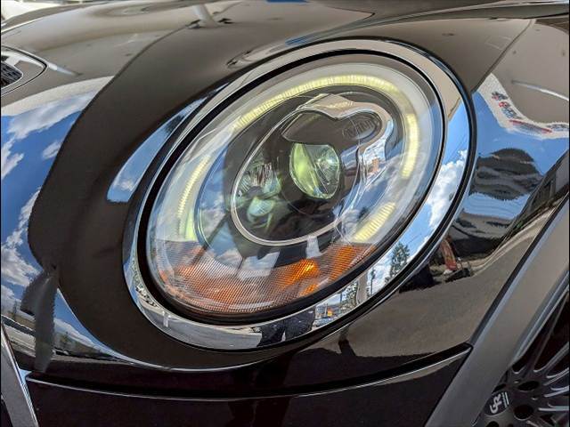 先進のLEDヘッドライトを装備。視認性と明るさが向上しより、安全運転をお楽しみいただけます。