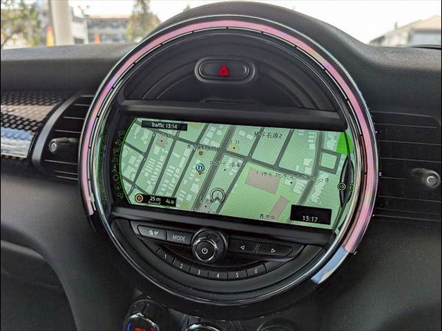 先進のBMW　タッチパッド付きi-driveとほぼ同性能のHDDナビゲーションになります。USBインターフェースやブルートゥースオーディオなど様々な先進機能をお楽しみいただけます。