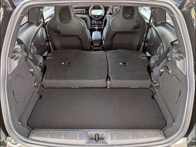 リアゲート内は広々使えます。シートアレンジ次第で遊び・通勤・送り迎え・買い物と自由が広がります！！