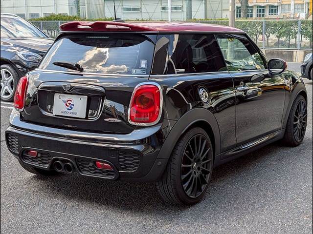 当店お薦めのガラスコーティングはいかがでしょうか？ガラスの皮膜をボディに付着されるタイプですので、ボディ自体の保護効果が高く耐久性が高いのが特徴となります。キズが消えたり、薄くなる効果もあります。