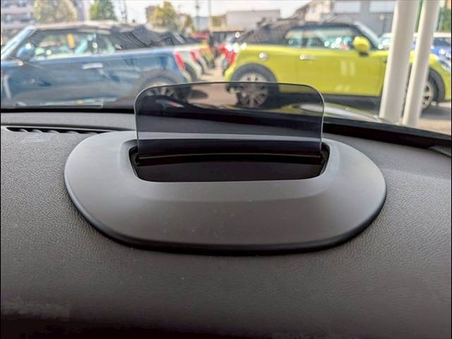 メーカーオプションのヘッドアップディスプレイが装備。ステアリング前方に現在の速度やナビ情報の一部、再生中の音楽を表示してくれる小型スクリーンです！