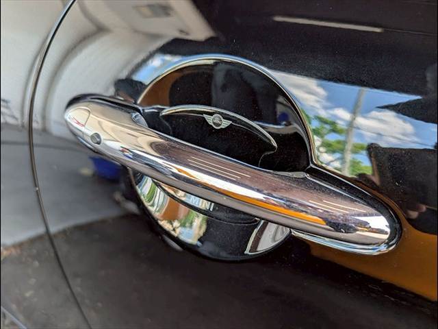 荷物を持っているときに便利なコンフォートアクセスが装備。カギを身に着けているだけでドアの開閉が可能になります！