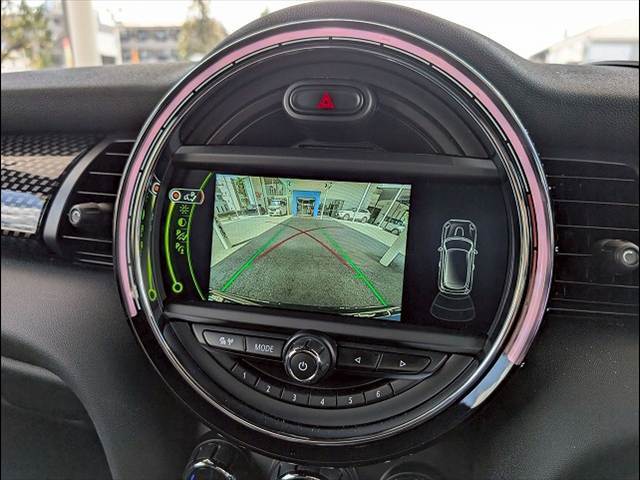 バックカメラ装備。後方確認に役立ち、楽々駐車やバックをしていただけます。