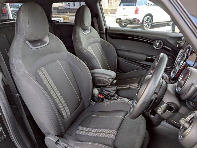 車内もキレイで嫌な臭いもありません！ご納車後の臭いが付きにくくなる「空気触媒コーティング」もご用意しております。愛車を大切に乗って頂く、お子様がいらっしゃるお客様にご好評いただいております。