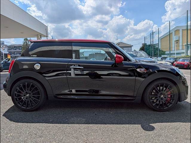 安心したお車をお選び頂けるように、当社では、鑑定車両を展示しております。第三者機関「AIS，JAAA」の2社により、お車の品質を提示しております。