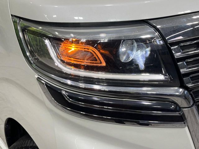 【LEDヘッドライト】悪天候や夜間走行時も良好な視界を確保し安心して運転できる高輝度LEDヘッドライトを装備！点灯速度が早く、消費電力も抑えられています。