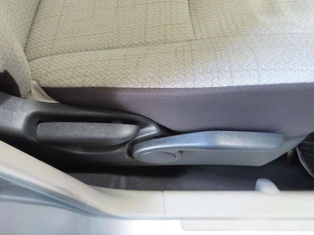 運転席にはレバーでシート高さを調節できるハイトアジャスターを装備☆、体格に合わせたポジションを設定できます。