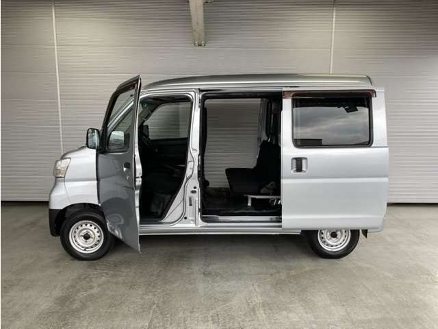 狭いスペースでも、隣の車を気にせず開閉出来るスライドドア。どんな場所でもドアを十分に大きく開くことが出来るので乗り降りや荷物を載せるのに便利です。