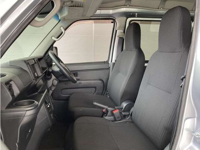 トヨタ中古車「まるごとクリーニング」施工済。外装はもちろん内装はシートを外して見えない所まで徹底洗浄しています。