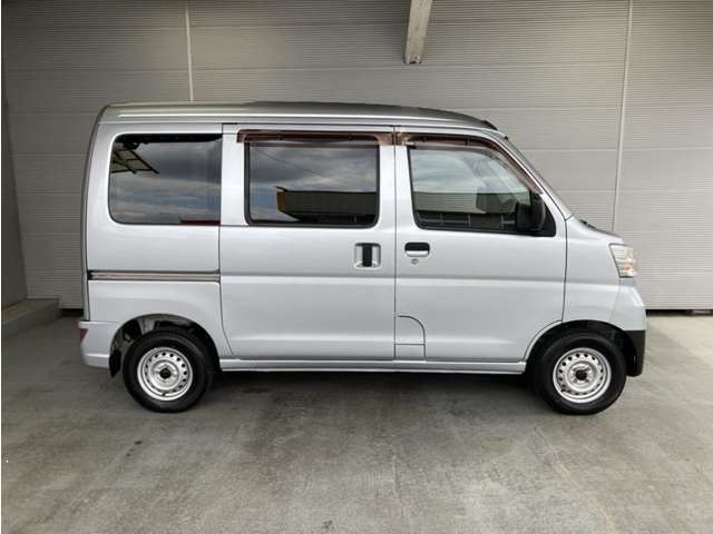 全車1年間の走行距離無制限のロングラン保証付きです。また、さらに安心をお求めの方には1年～2年の保証延長ができる「ロングランα保証」（有償）もお選びいただけます。