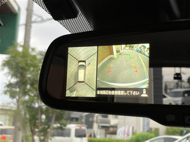 【アラウンドビューモニター】車両の前後左右に搭載した計4台のカメラが上空から車両を見下ろした様な映像に加工されてディスプレイに表示されるので、目視できない箇所や死角が少なくなり駐車時に安心安全です！！