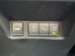 【BSM】隣車線上の側方および後方から接近する車両を検知すると、検知した側のドアミラーのインジケーターが点灯。その状態でウインカーを出すと、インジケーターの点滅と警報音で警告します。
