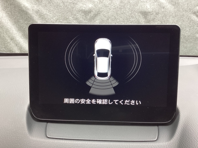 リアバンパーには障害物への接近をアラーム音で知らせてくれるパーキングセンサーが装着されています。ナビモニターにも表示されますので安心です。
