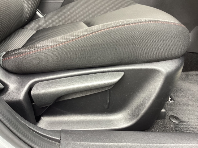 運転席にはドライバーの体型や好みに応じて前後方向だけでなく、高さの調整ができるシートリフターを装備！