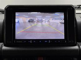 【バックカメラ】駐車時に後方がリアルタイム映像で確認できます。大型商業施設や立体駐車場での駐車時や、夜間のバック時に大活躍！運転スキルに関わらず、今や必須となった装備のひとつです！