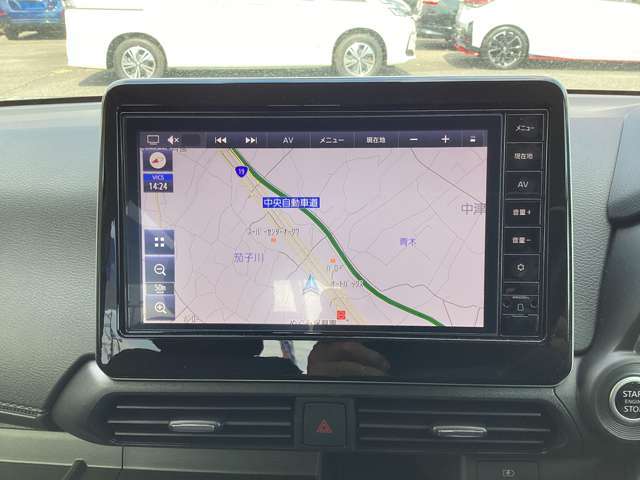 日産純正9インチメモリーナビ（MM223D-L）装備。スマートフォンによる部分地図更新、Bluetooth接続での音楽視聴、快適な画面操作と高音質なオーディオ再生。無料地図更新付きです。