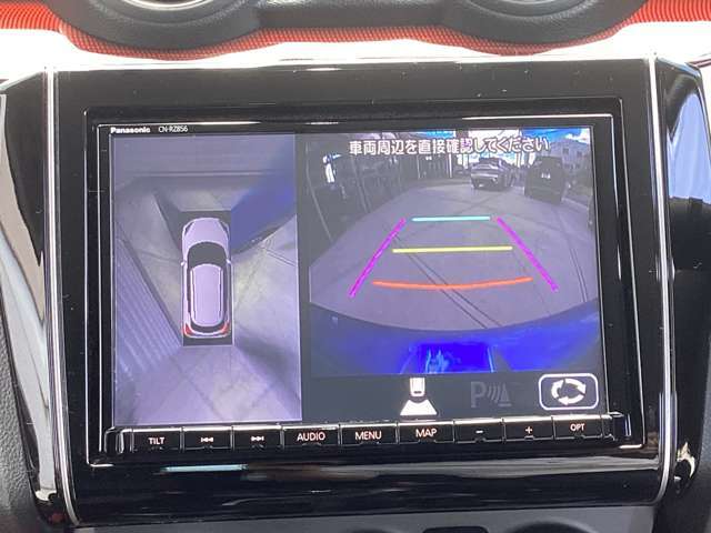 全方位モニターは4つのカメラで捉えた映像を合成して真上からの映像に見せて表示します。駐車場の白線も映るので真っすぐ駐車もしやすいですよ！