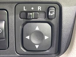 【電動格納ミラー】サイドミラーは電動格納式となっており、狭い駐車場でもキズがつくリスクを抑えられます。