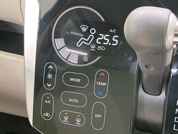 【オートエアコン】一度お好みの温度に設定すれば、車内の温度を検知し風量や温度を自動で調整。暑い…寒い…と何度もスイッチ操作をする必要はありません。快適な車内空間には必須の機能ですね♪