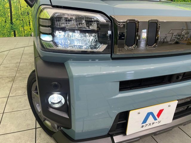 【LEDヘッドライト】悪天候や夜間走行時も良好な視界を確保し安心して運転できる高輝度LEDヘッドライトを装備！点灯速度が早く、消費電力も抑えられています。