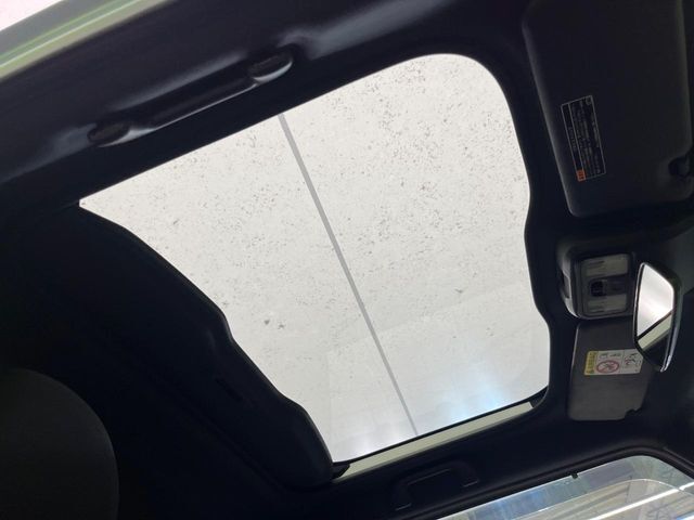 【ガラスルーフ】ガラスルーフ搭載で車内の解放感が一気にアップ！開放的なドライブをお楽しみいただけます。