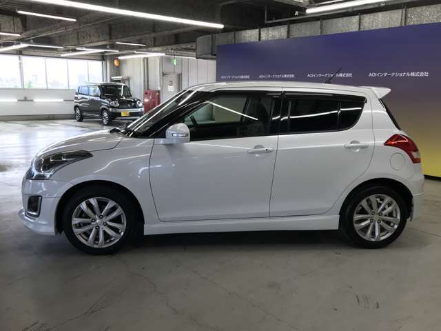 エンジンルーム、室内、クリーニング済みです。厳選したお車を屋内展示場にて展示中☆車両品質には自信がございます！ぜひ一度ご来店ください！！
