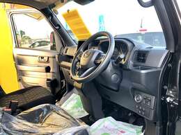 当社では、カスタマイズを中心に自社工場で行ってます。自分のお好きな色、その車種に存在しない色など、お客様のイメージを伝えていただき、サンプルを基にお客様と打ち合わせをしながらカラーを決定いたします。