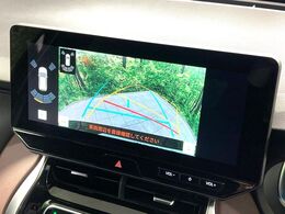 【バックカメラ】駐車時に後方がリアルタイム映像で確認できます。大型商業施設や立体駐車場での駐車時や、夜間のバック時に大活躍！運転スキルに関わらず、今や必須となった装備のひとつです！