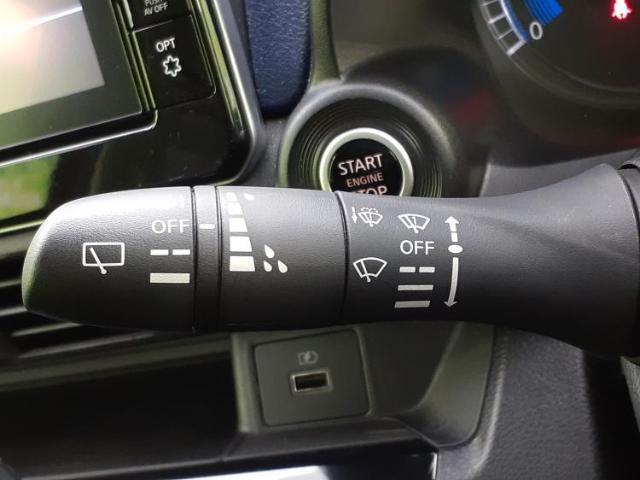 WECARSの展示場では実際に見て、触ってお車をお選びいただけます！知識の豊富な営業スタッフが様々なカーライフをご提案いたします！